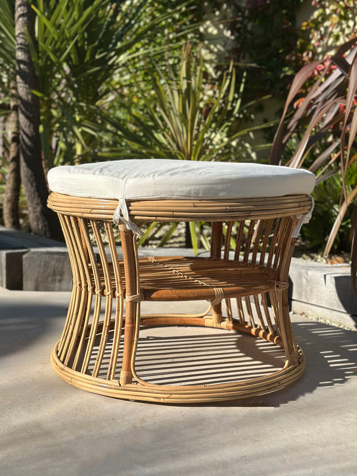 SERAM naturlig rattan og beige stofpuf