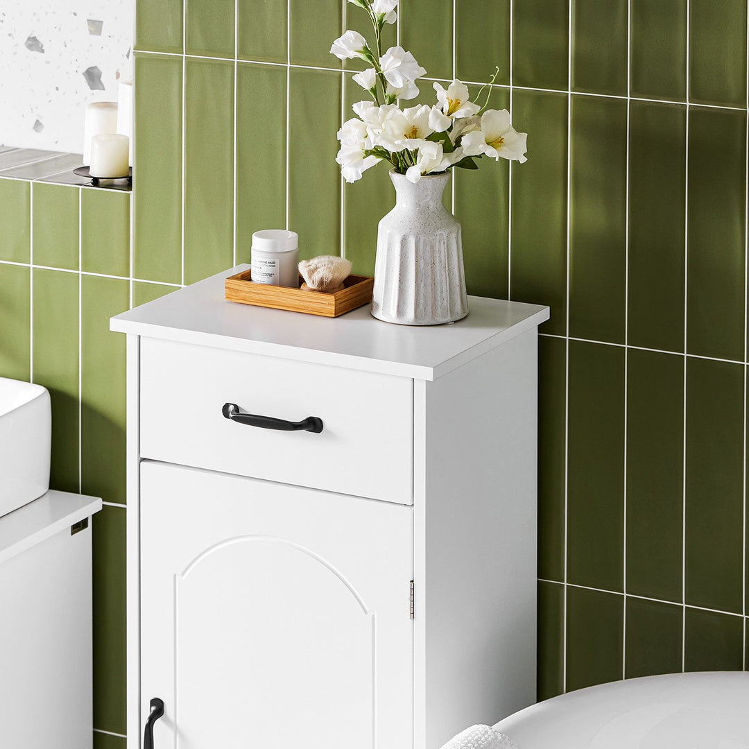 Få styr på badeværelset med dette elegante og funktionelle møbel i hvid (42 x 30 x 93 cm)