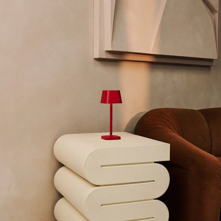 Ava Berry Red genopladelig bordlampe