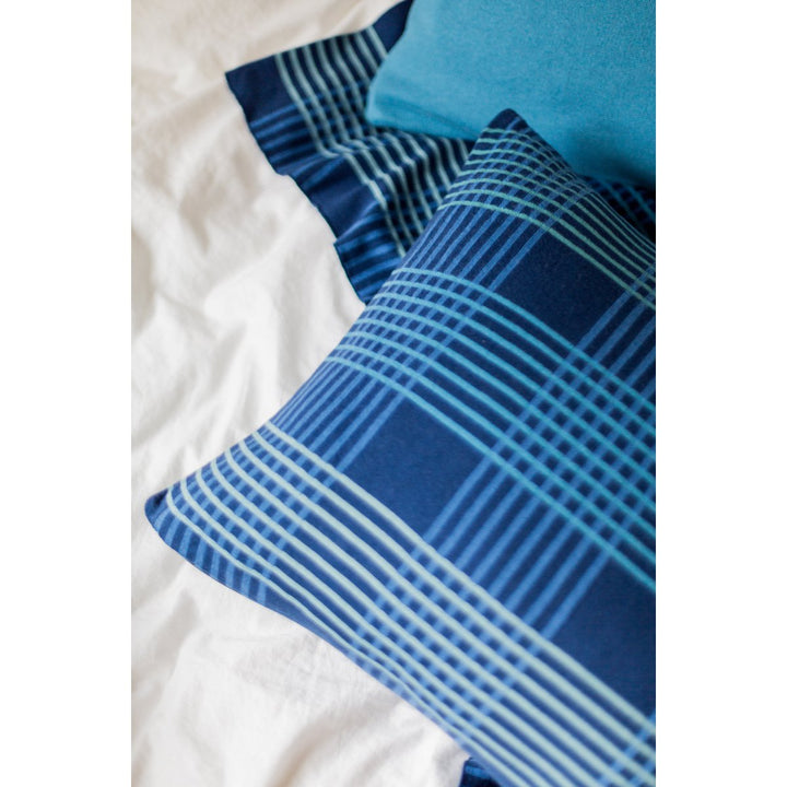 Ruth Pillow Blue, blød jacquardstrikket bomuld