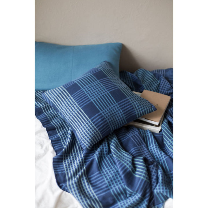 Ruth Pillow Blue, blød jacquardstrikket bomuld