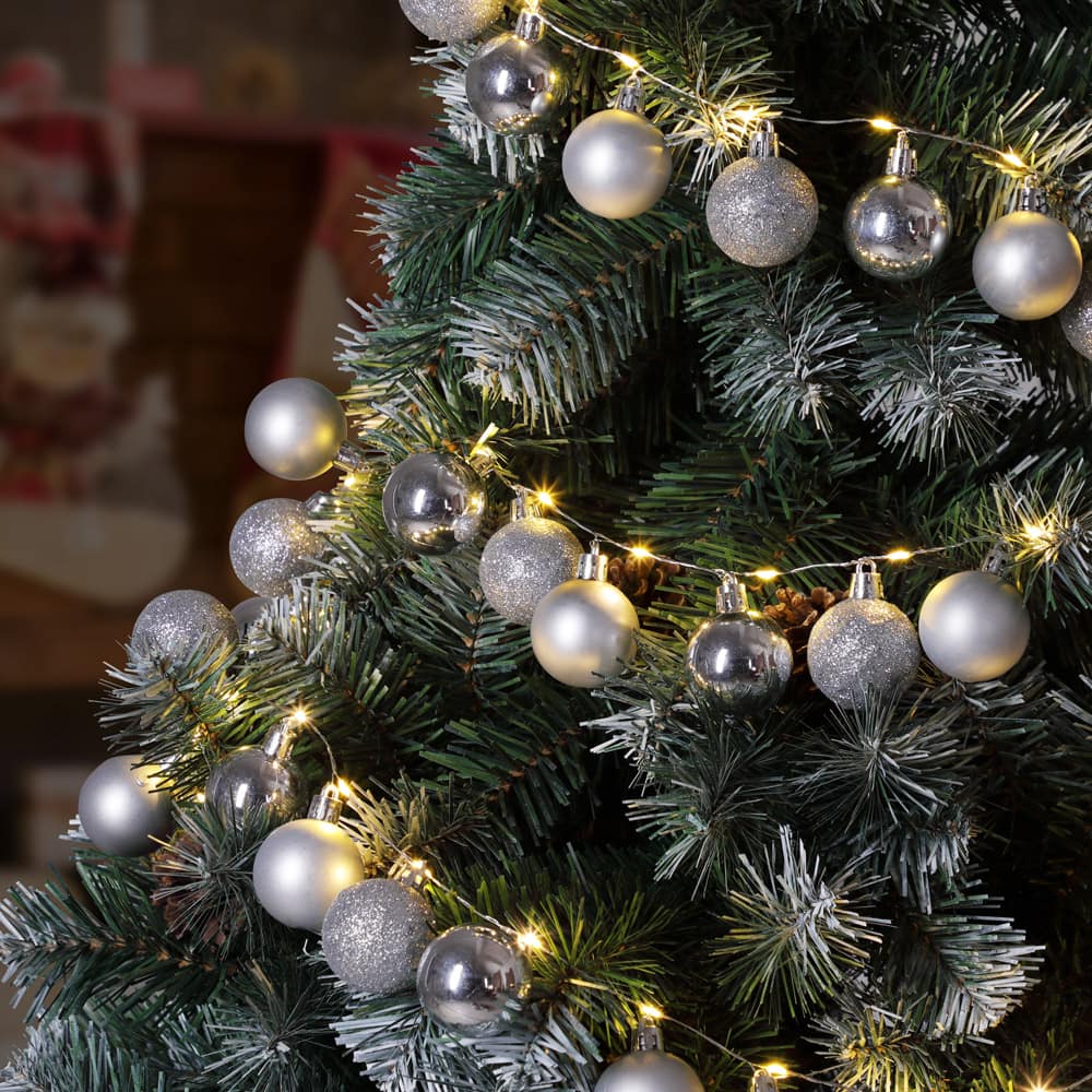 Lyskæde med julekugler i sølv