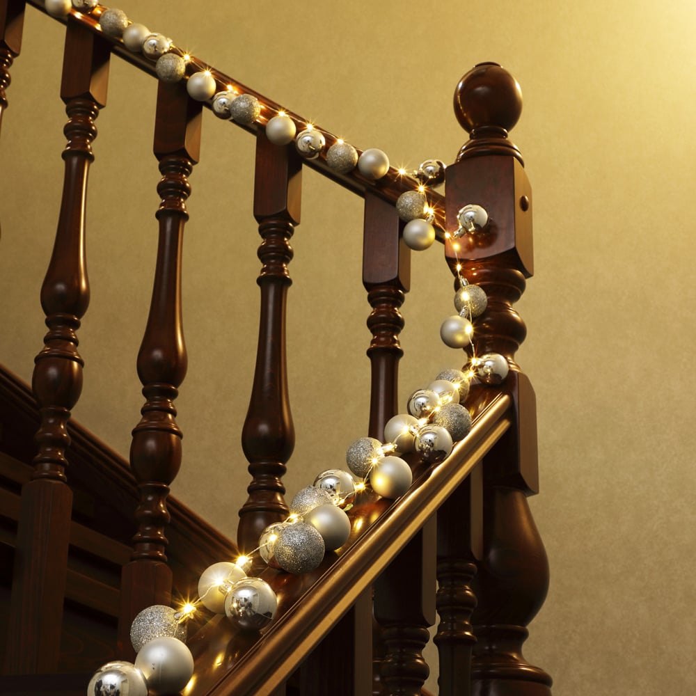 Lyskæde med julekugler i sølv