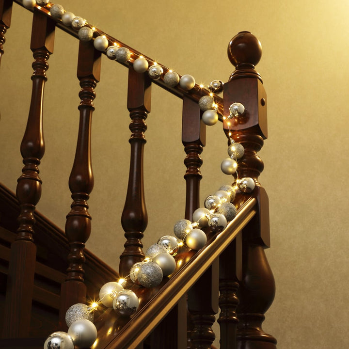 Lyskæde med julekugler i sølv