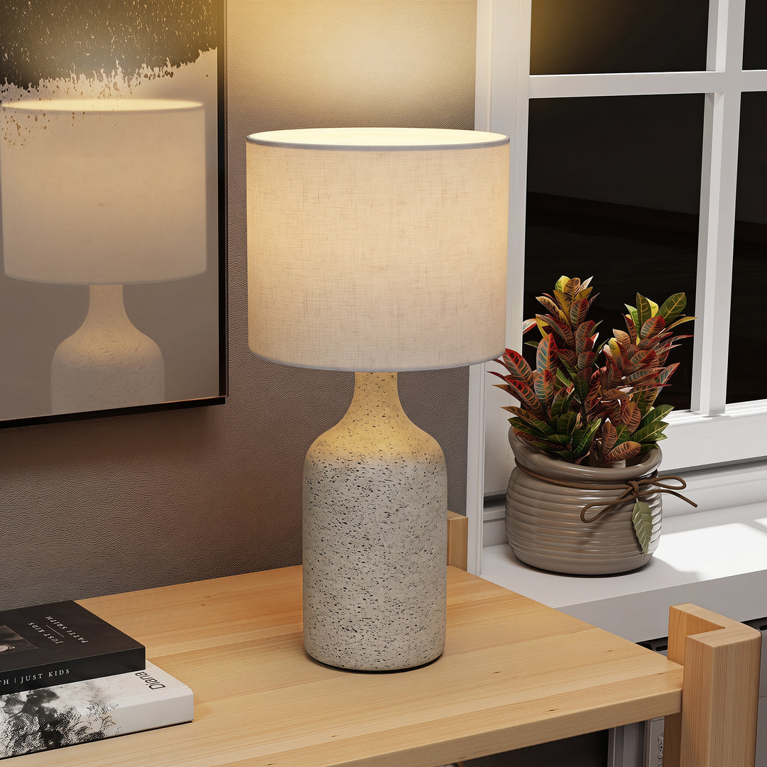 Vintage bordlampe med keramisk fod, sand og beige.