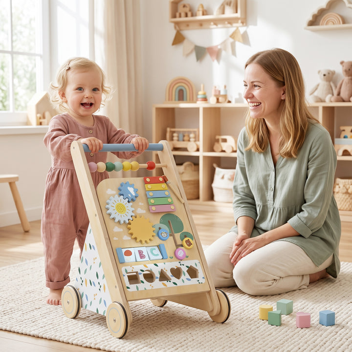 Gåstol, ganghjælpemiddel i træ med hjul, egnet til børn fra 18 måneder.