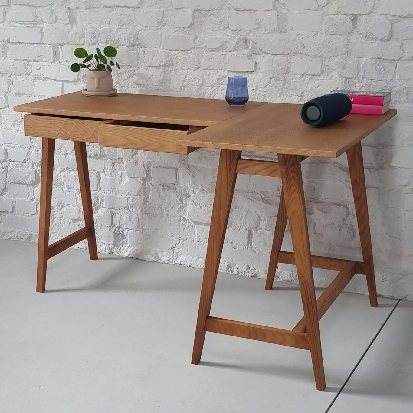 LUKA Hjørneskrivebord B 135cm x D 85cm Walnut Stain Højrestillet