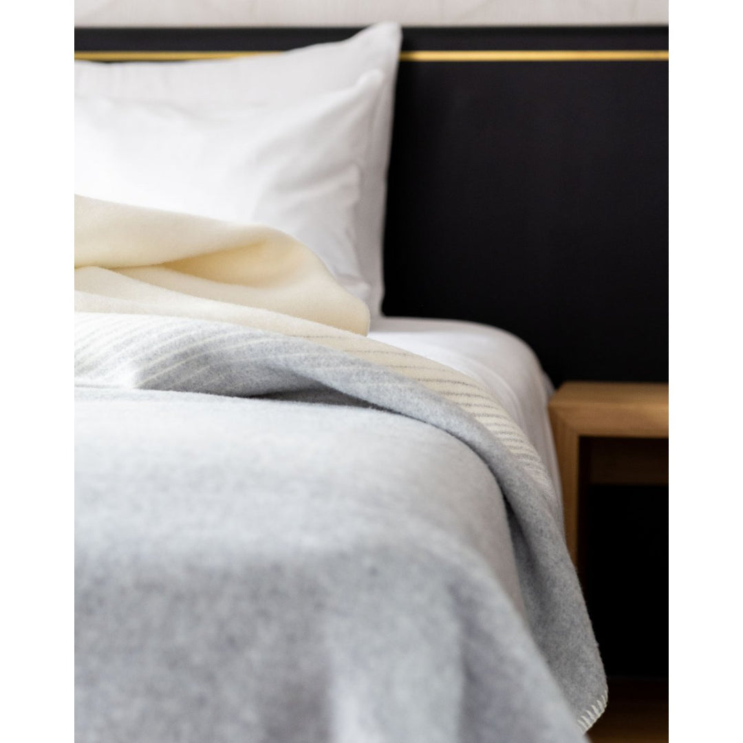 Merino/cashmere tæppe sølv sky
