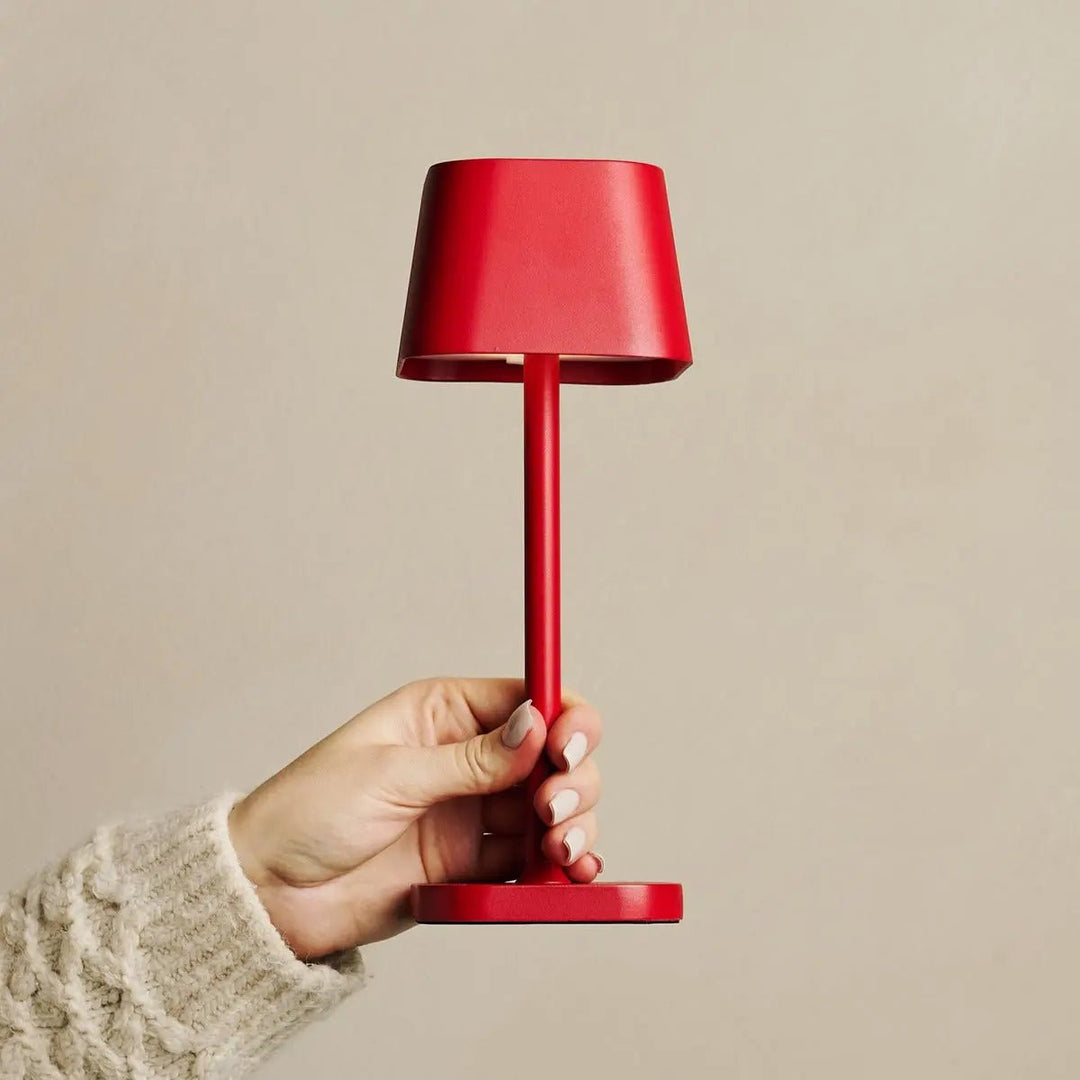Ava Berry Red genopladelig bordlampe