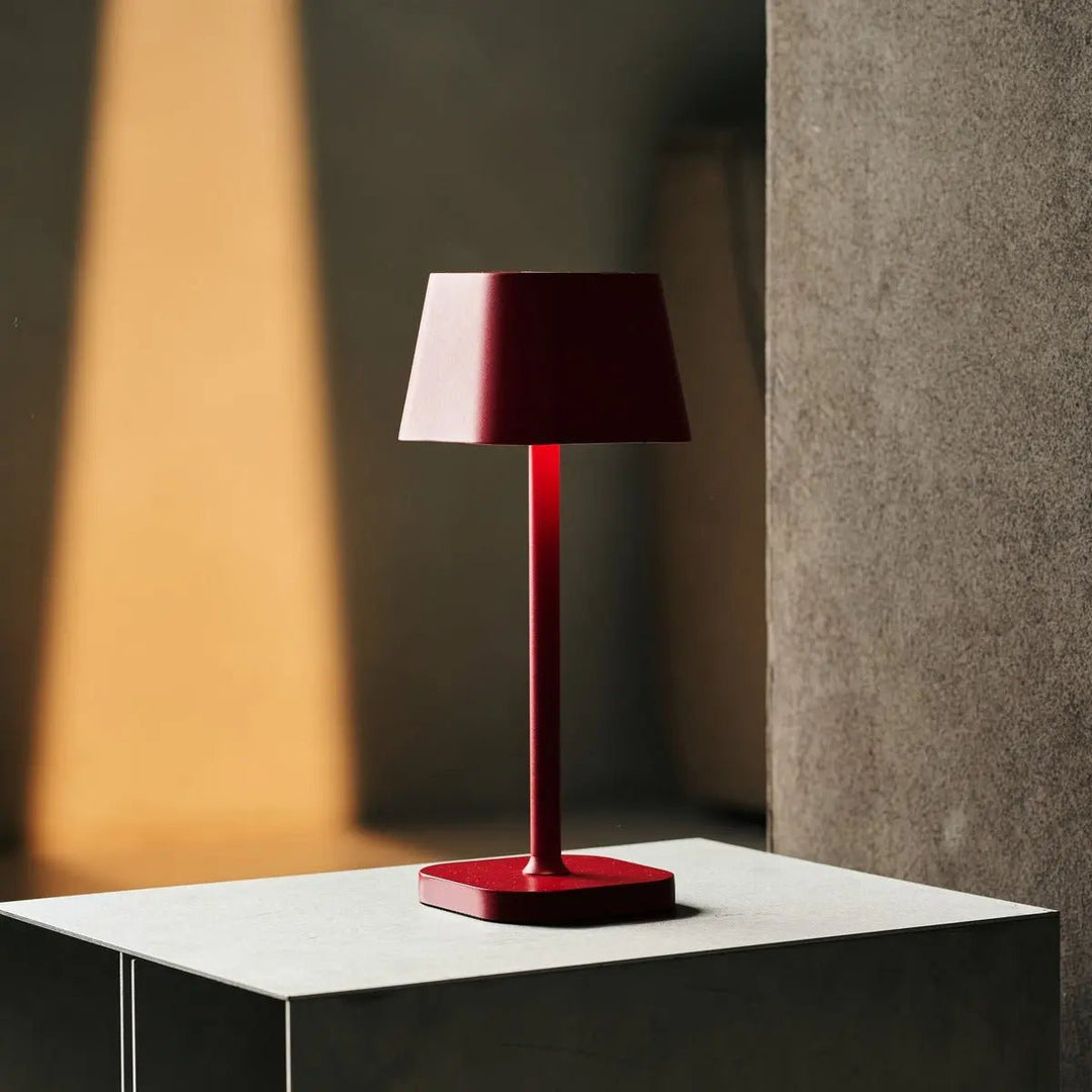 Ava Berry Red genopladelig bordlampe