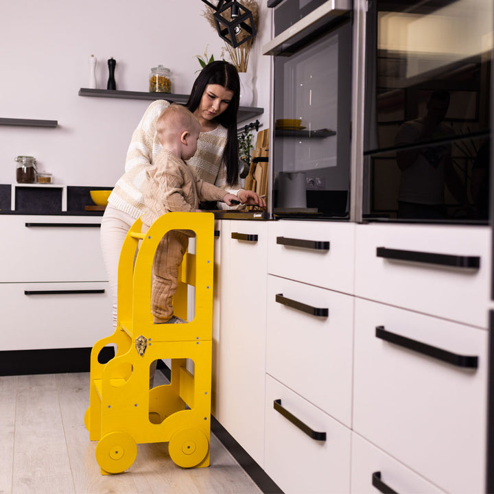 Køkkentrappe / montessori-læringstårn: bord, stol og trappe i ét til barn, gul