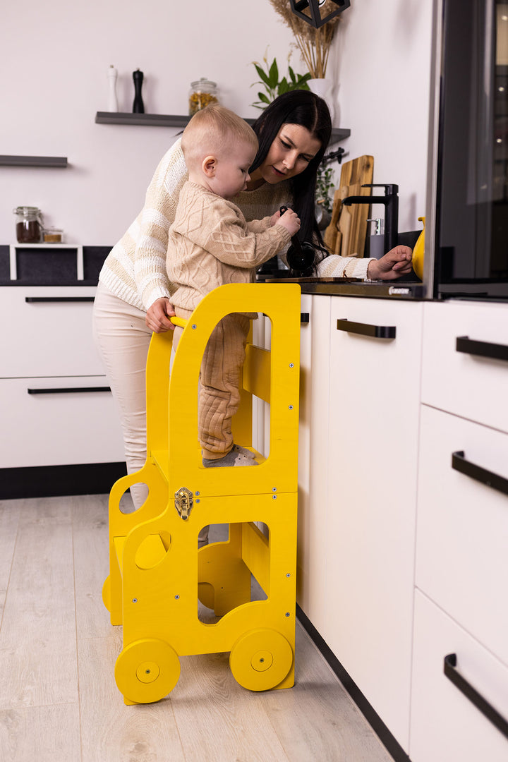 Køkkentrappe / montessori-læringstårn: bord, stol og trappe i ét til barn, gul