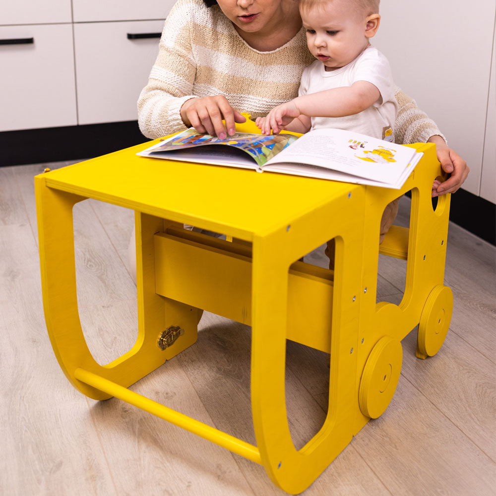 Køkkentrappe / montessori-læringstårn: bord, stol og trappe i ét til barn, gul