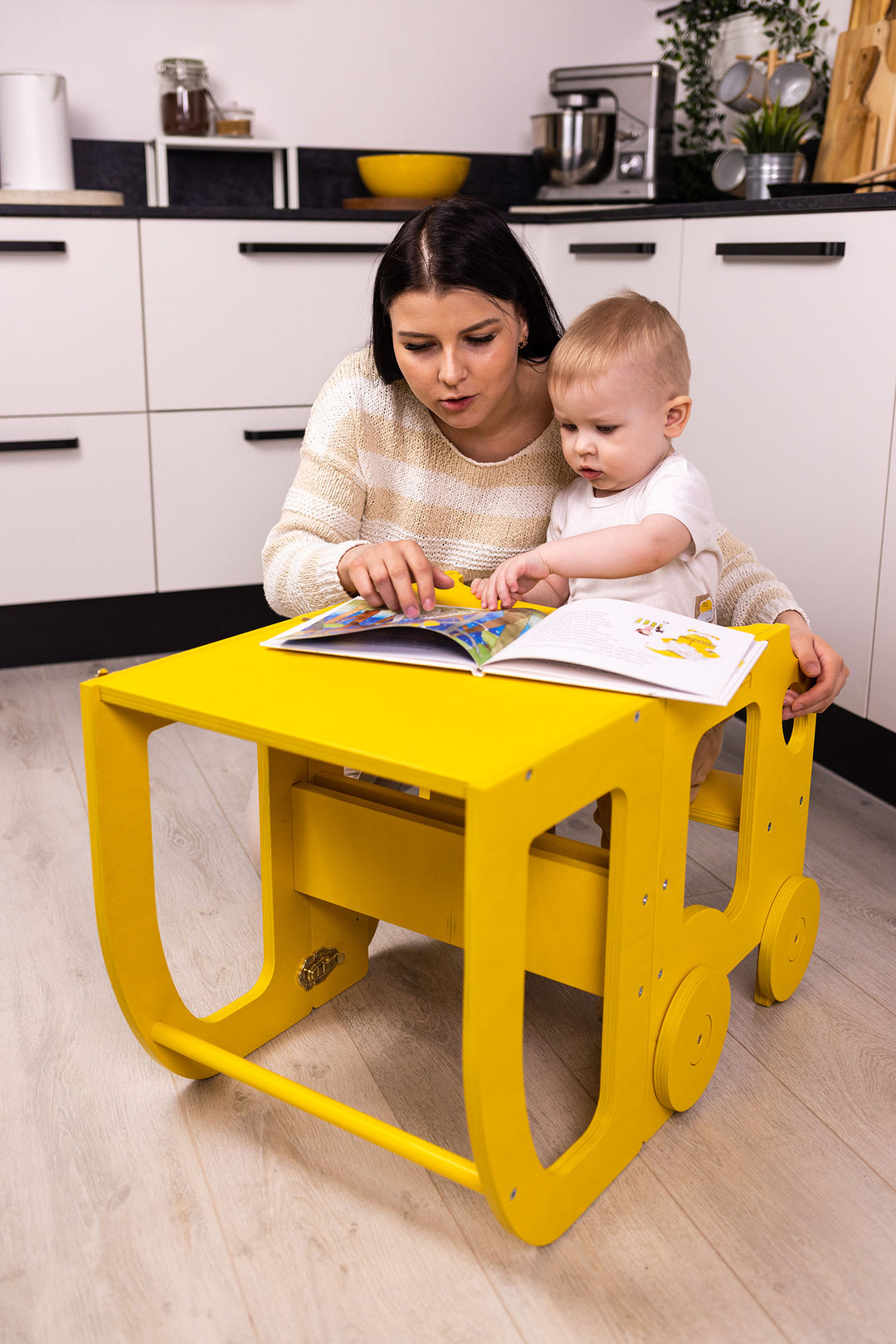 Køkkentrappe / montessori-læringstårn: bord, stol og trappe i ét til barn, gul