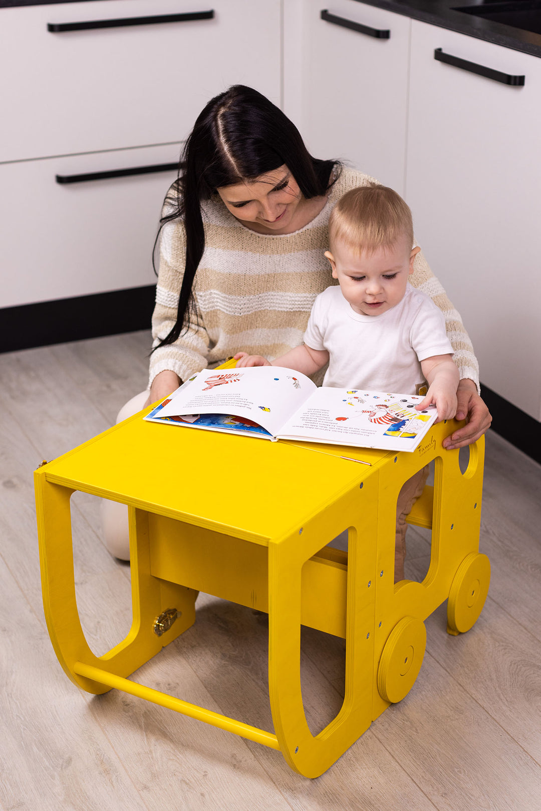 Køkkentrappe / montessori-læringstårn: bord, stol og trappe i ét til barn, gul