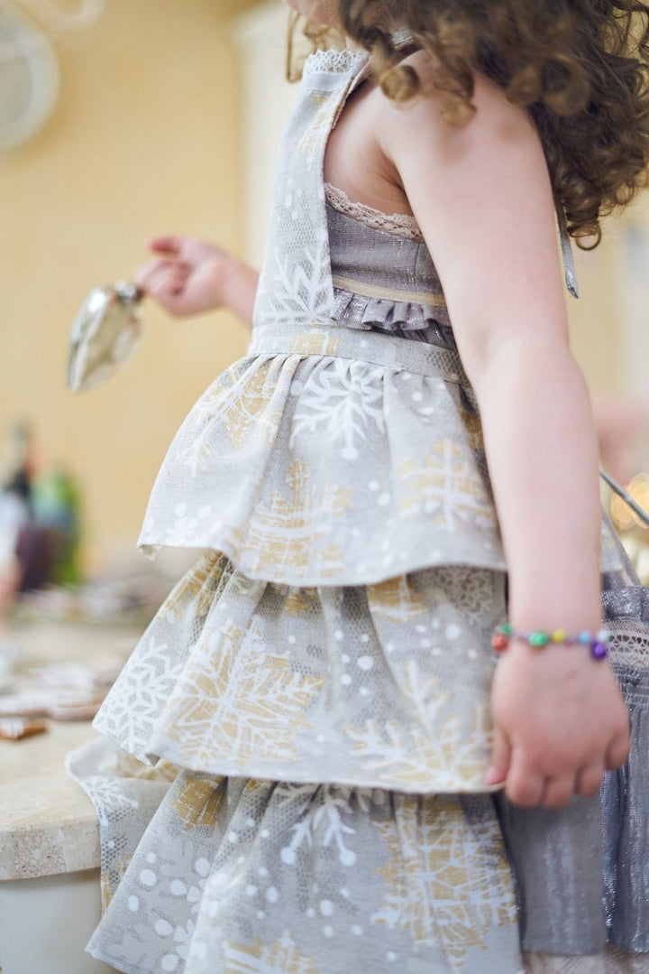 Vintermotiv børneforklæde med snefnug-print, bomuld-poly blanding | TeaLurex Oro