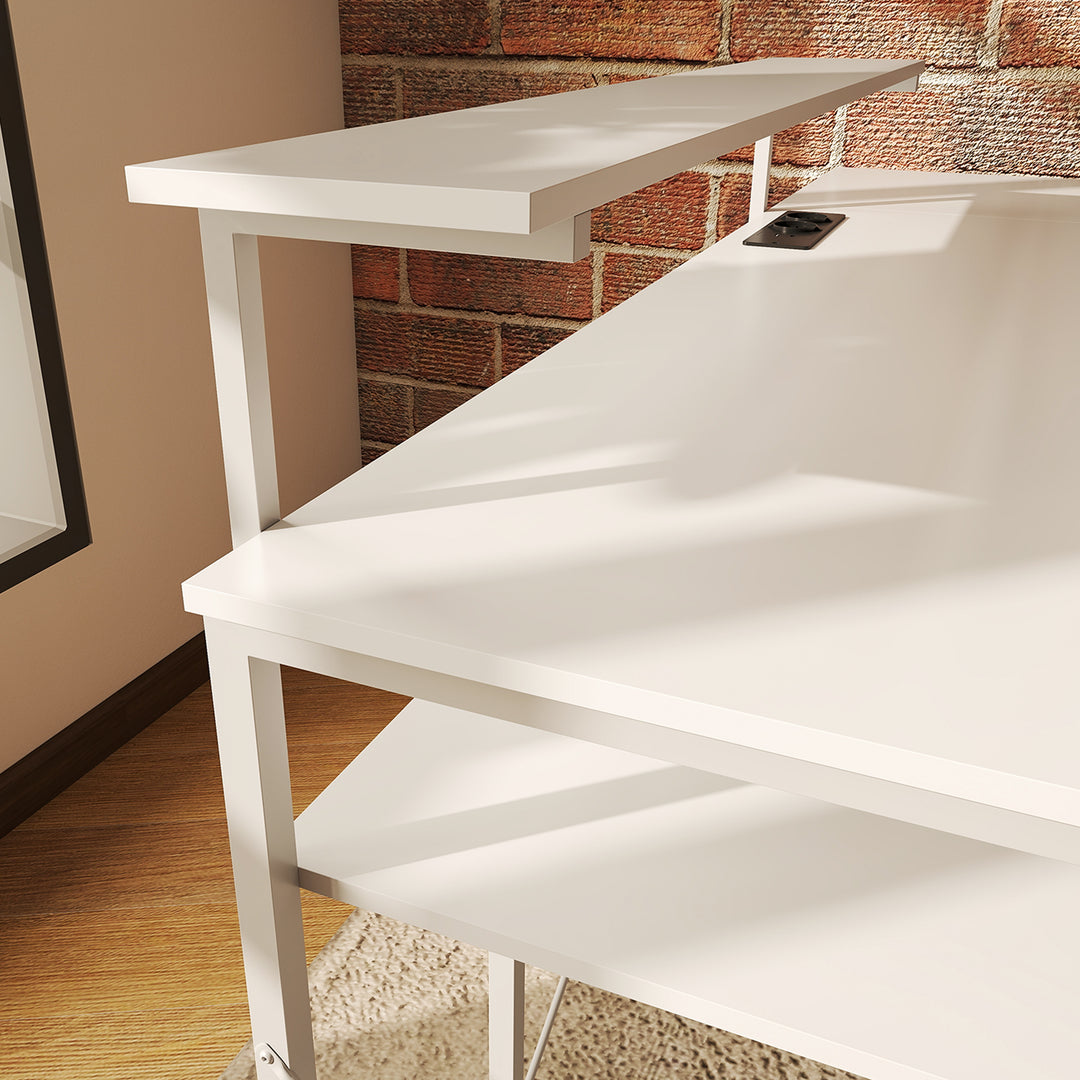 L-formet skrivebord med ladestation, hjørnecomputerbord med skærmstativ og hylder, til hjemmekontor, kontor, hvid