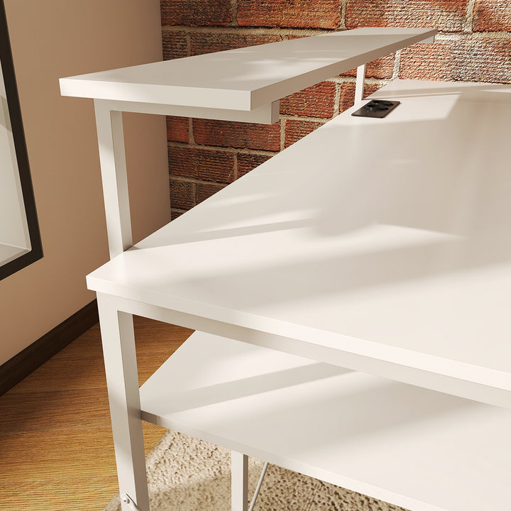 L-formet skrivebord med ladestation, hjørnecomputerbord med skærmstativ og hylder, til hjemmekontor, kontor, hvid