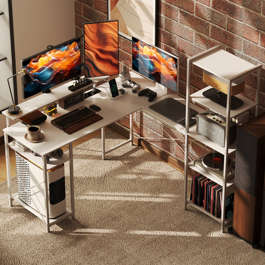 L-formet skrivebord med ladestation, hjørnecomputerbord med skærmstativ og hylder, til hjemmekontor, kontor, hvid