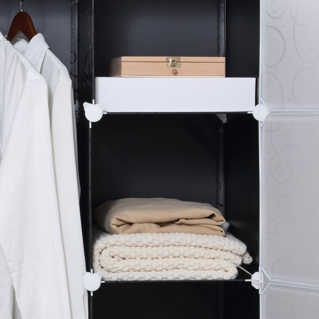 Kubegarderobe, 2 store og 9 små kuber, plastik, metal, 111l x 47b x 183h cm, sort+hvid