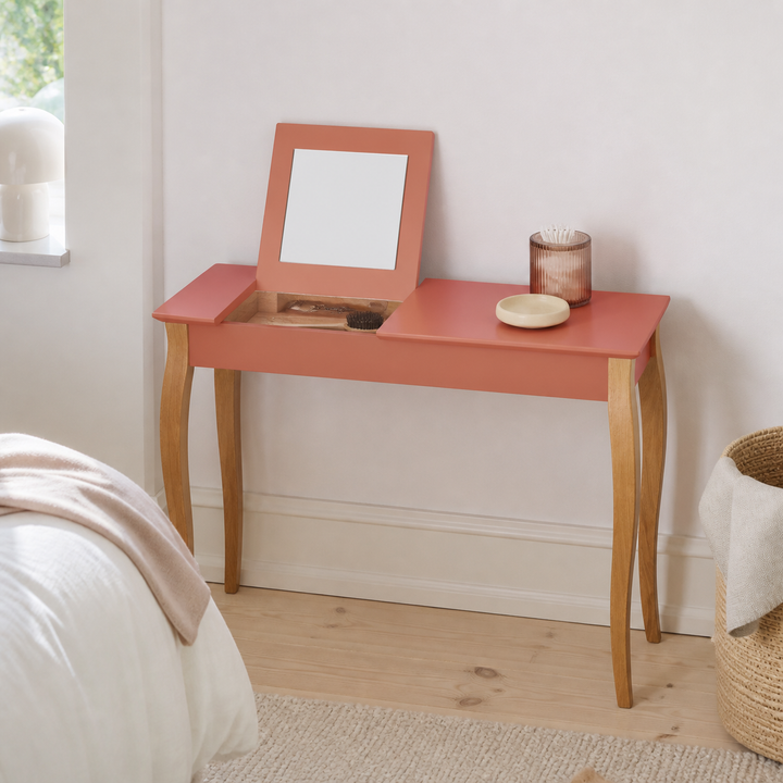 Detalje af spejl, opbevaring og materialer på LILLO-sminkebord med antik pink borddel og naturfarvede ben