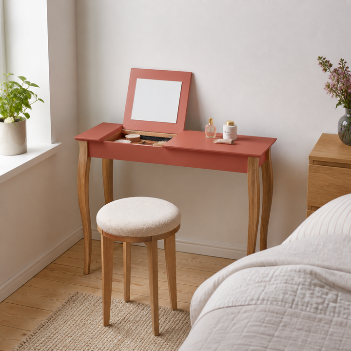 LILLO-sminkebord med antik pink borddel og naturfarvede ben i alternativ dansk indretning