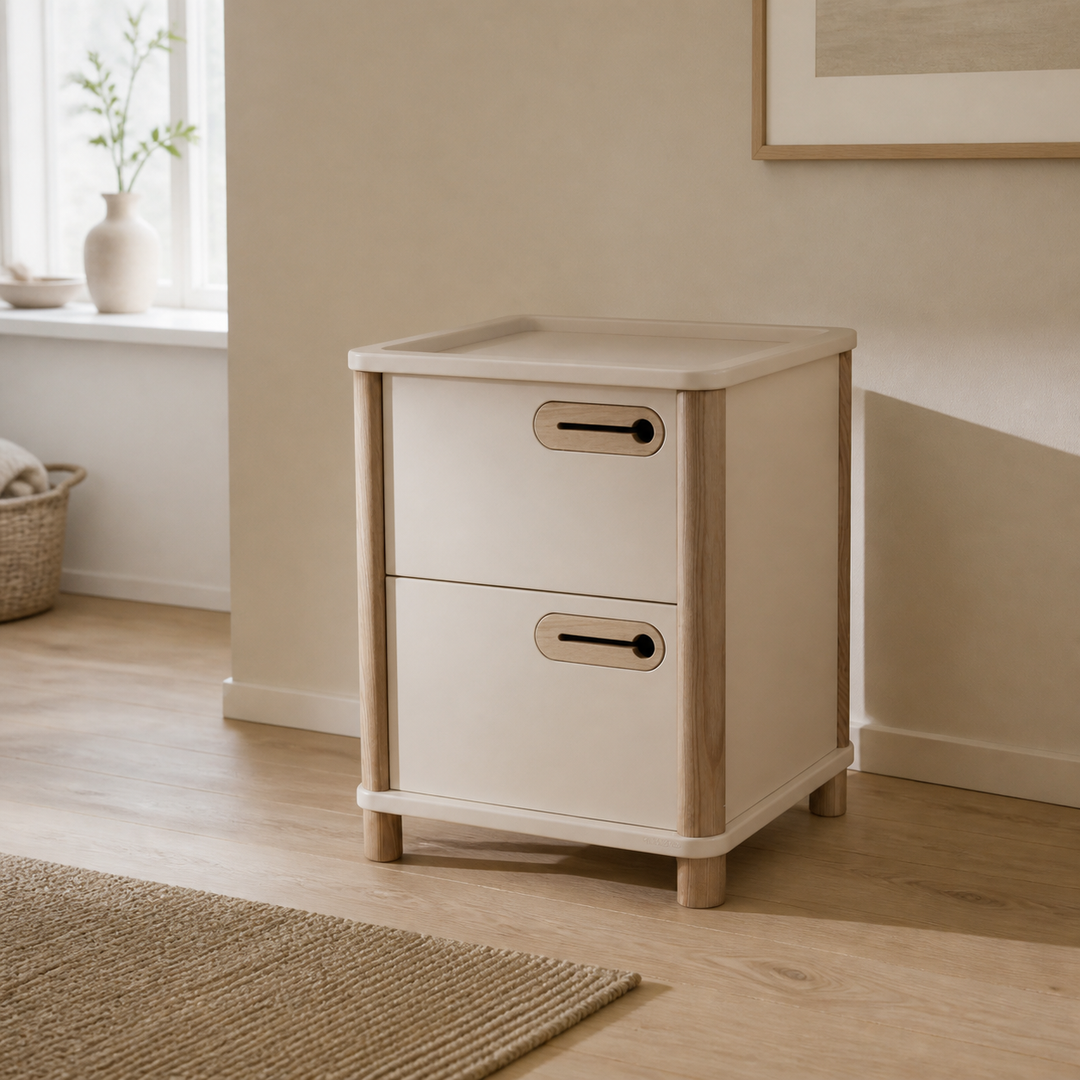 Lukket ASHME-skrivebordsskab i brunbeige ved en arbejdsplads