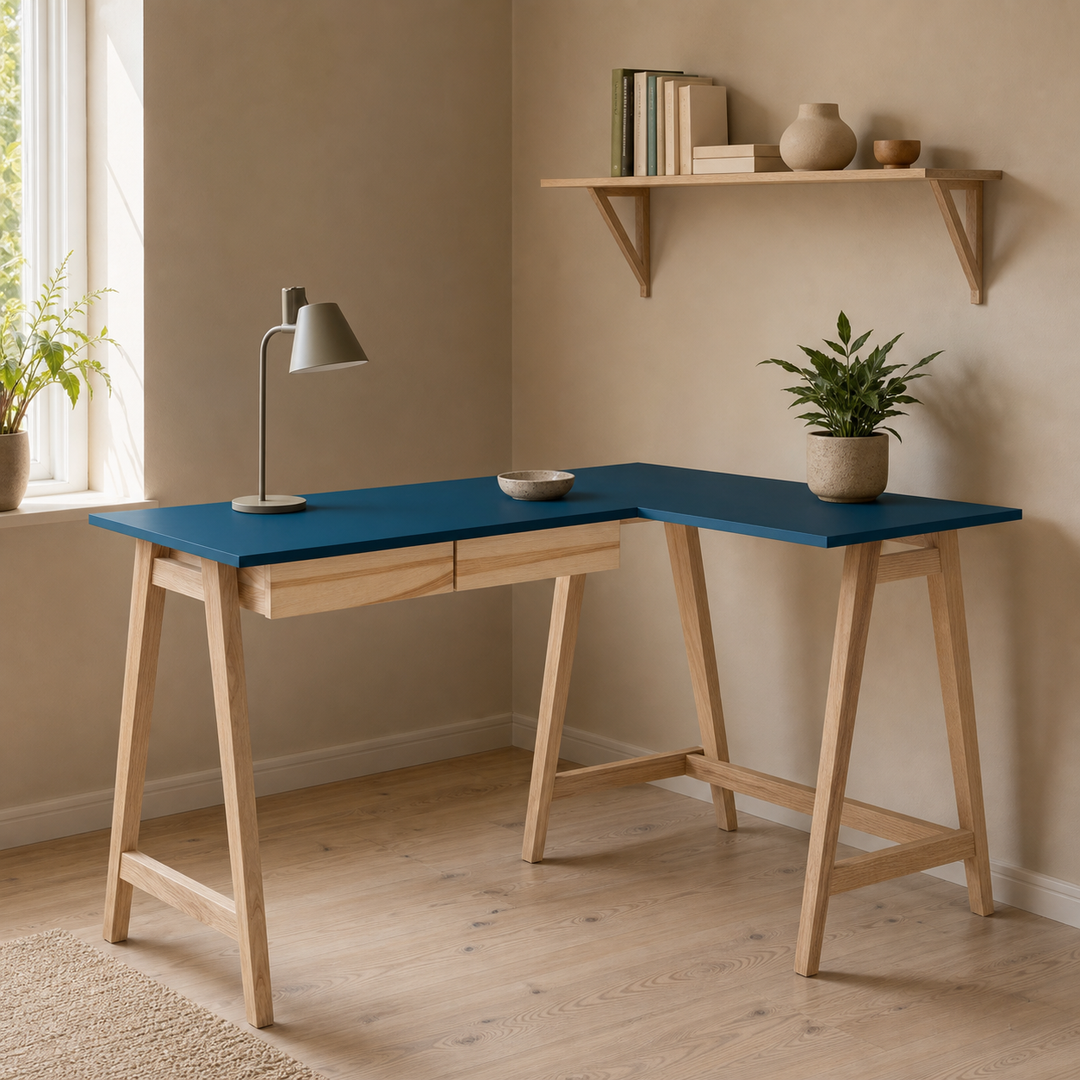 Petrolblå hjørneskrivebord lukket i hjemmekontor