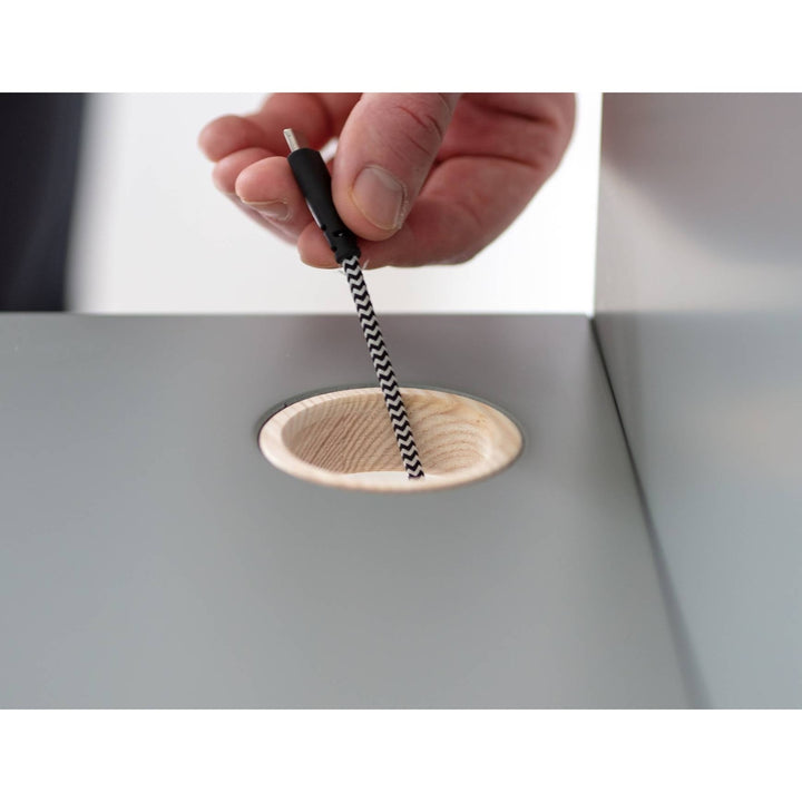 Kabelåbning og bagpanel på pink LUKA skrivebord