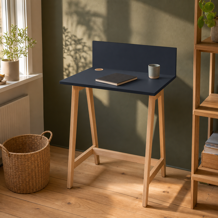 grafit LUKA-skrivebord i varmt sent eftermiddagsdagslys