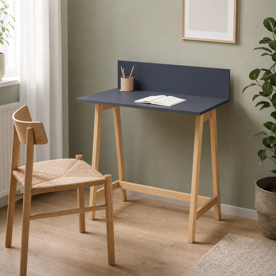 grafit LUKA-skrivebord set fra en anden vinkel i hjemmekontoret