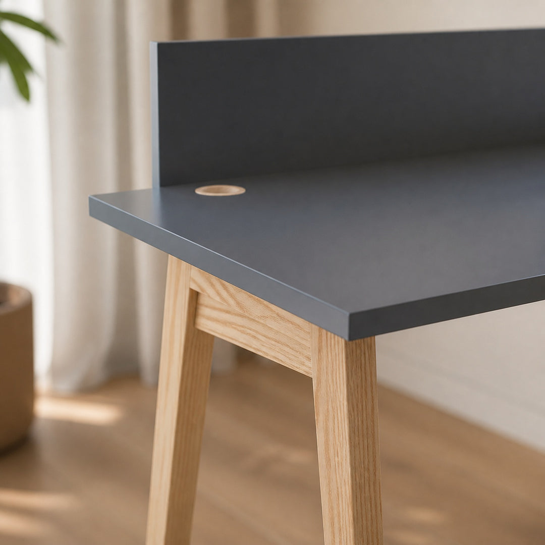 Detalje af grafit MDF-bordplade og ben i asketræ
