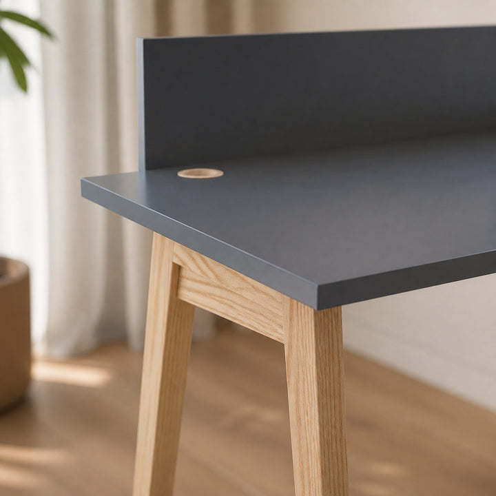 Detalje af grafit MDF-bordplade og ben i asketræ