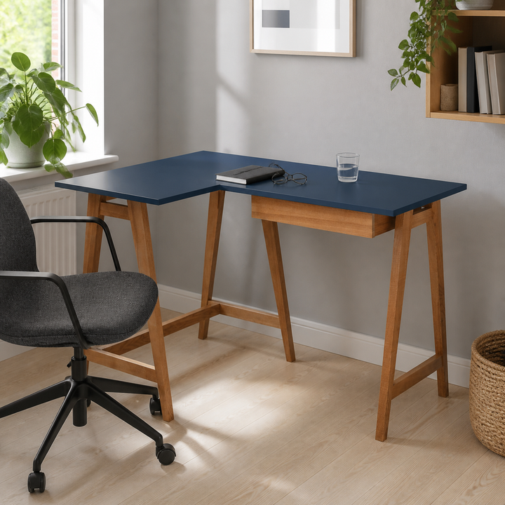 marineblå LUKA-hjørneskrivebord i varmt dagslys