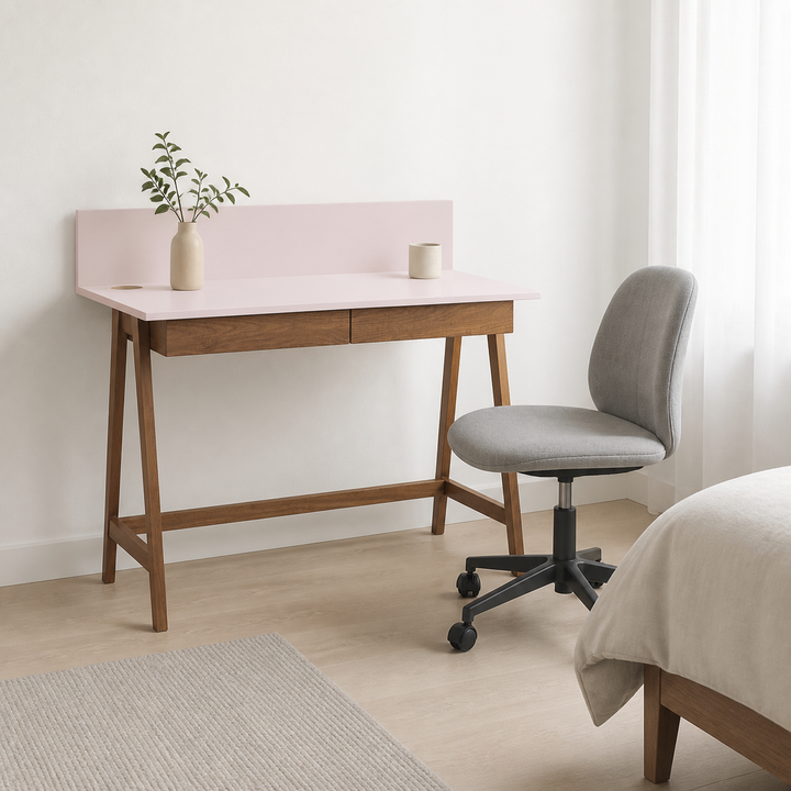 støvet pink LUKA-skrivebord i lys boligscene