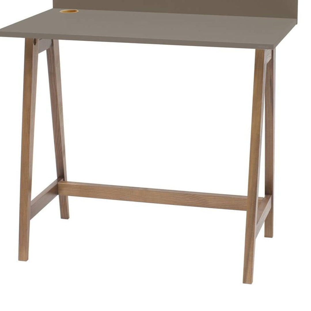 bæverbrun LUKA-skrivebord med detalje af MDF og træ