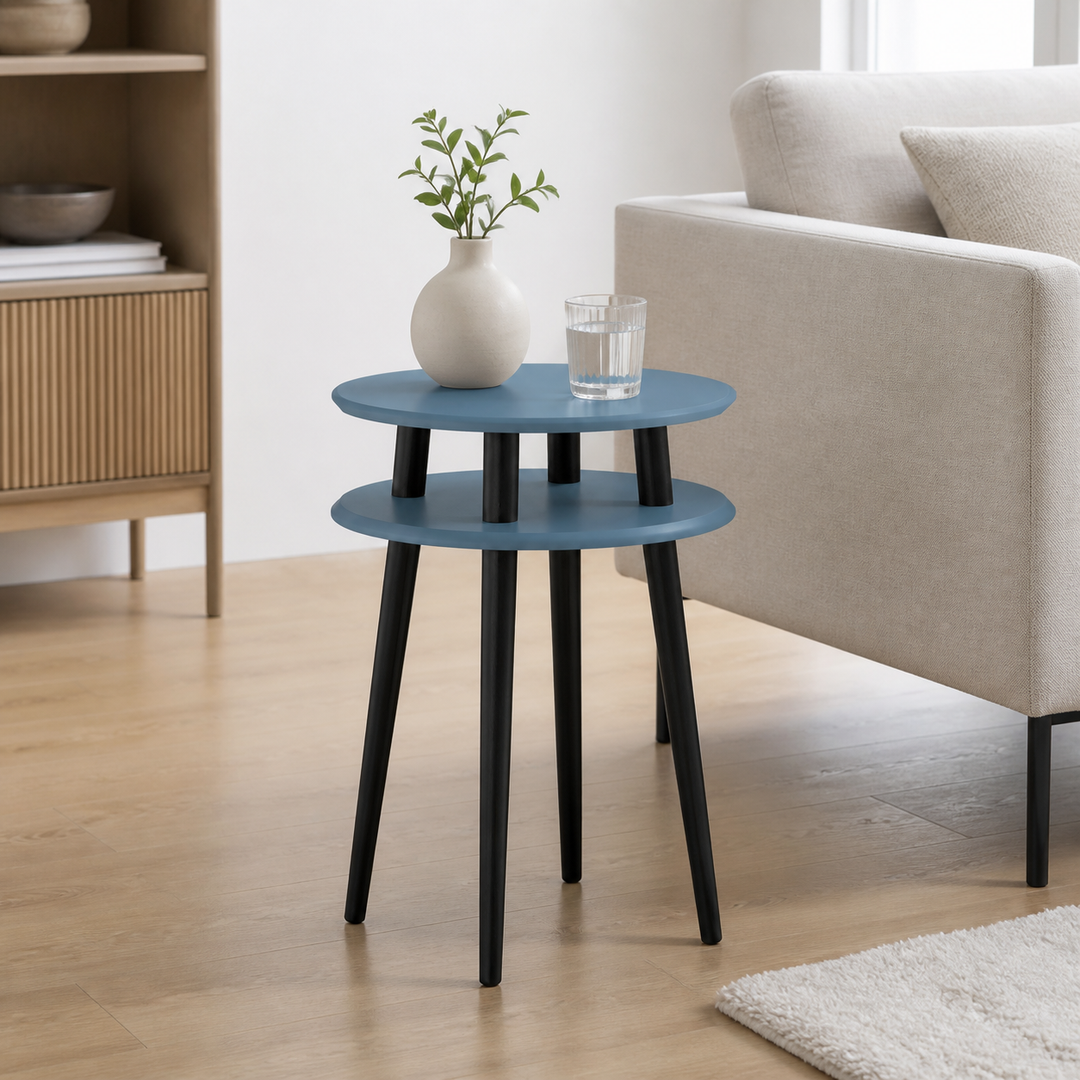 UFO Sidebord diameter 45cm x H61cm Blide blå / sorte ben – supplerende neutral dagslysscene