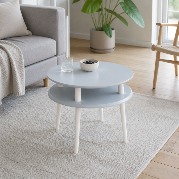 UFO Sofabord diameter 57cm x H 45cm - Lysegrå/Hvide ben – supplerende neutral dagslysscene