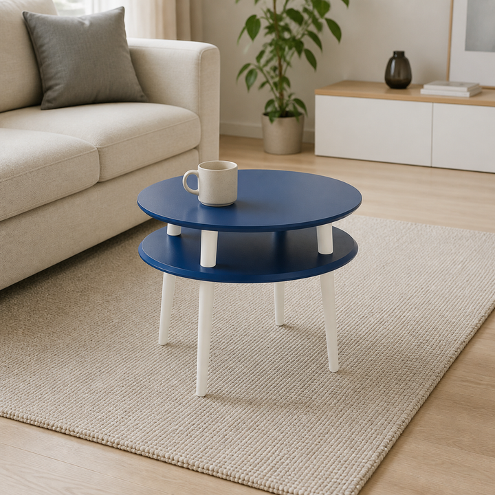 UFO Sofabord diameter 57cm x H 45cm - Marineblå / Hvide ben – hero i naturlig brug