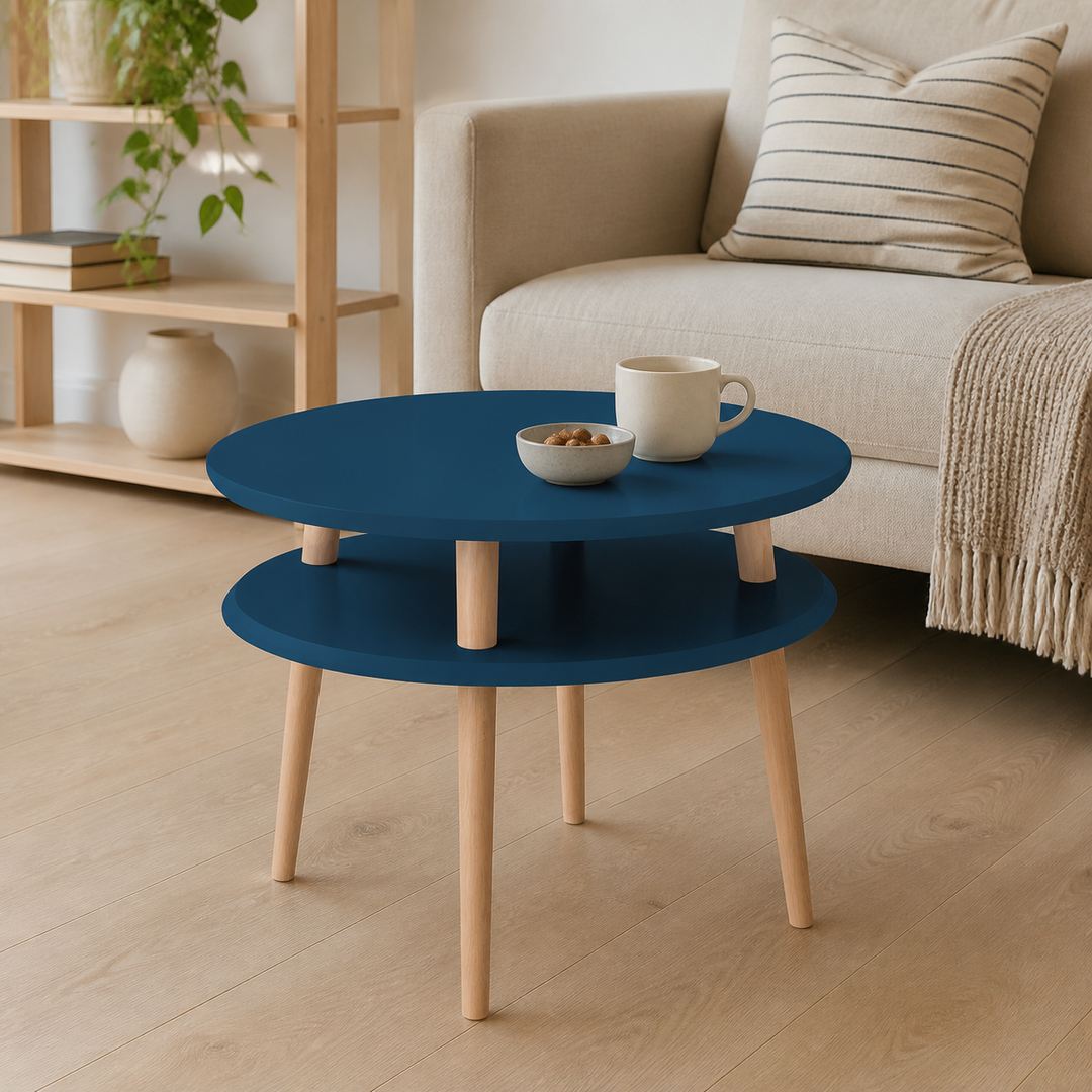 UFO Sofabord diameter 57cm x H 45cm - Petrolblå / hvide ben – supplerende neutral dagslysscene