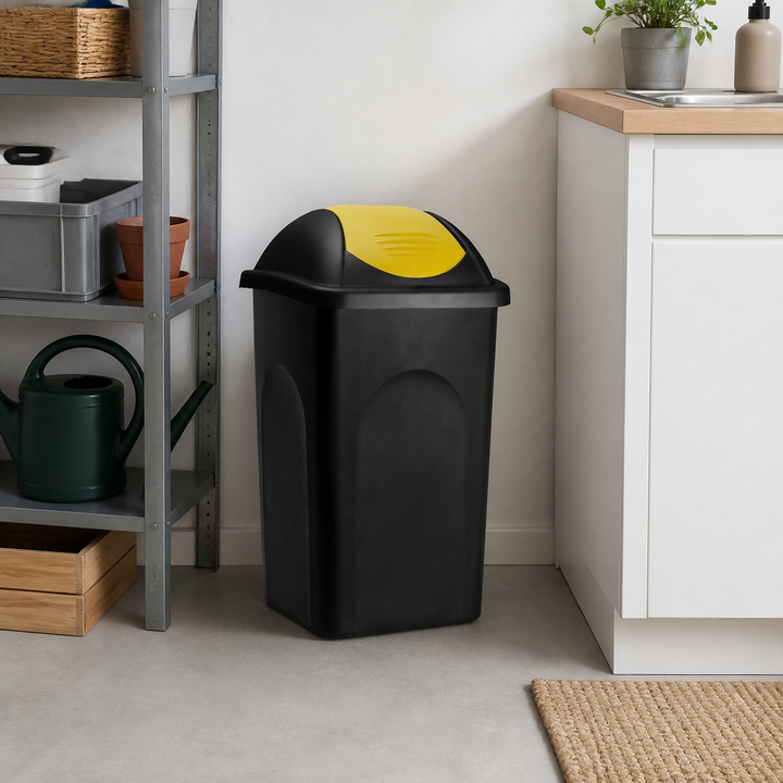 Affaldsspand sort/gul plast 60L – supplerende neutral dagslysscene