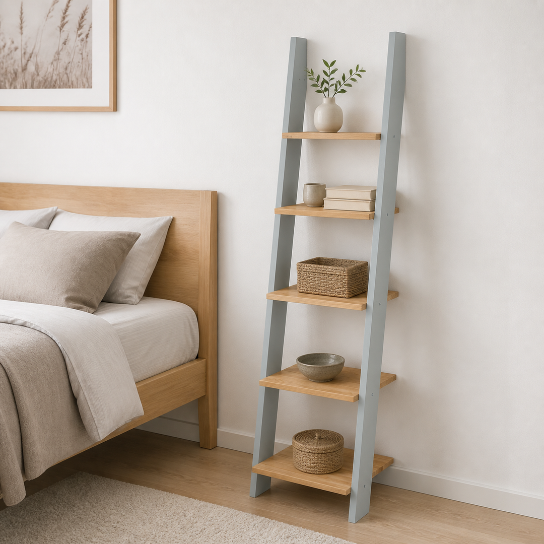 ASHME Stigehylde 45x35x180cm - Asketræ Hylder / Lysegrå – hero i naturlig brug