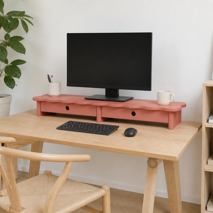 FLOWER 109cm monitorskærmstativ med skuffer Antique Pink – hero i naturlig brug