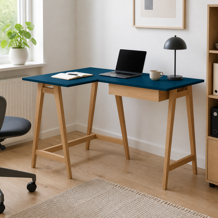 LUKA Asketræ Hjørneskrivebord B 115cm x D 85cm / Petrolblå Venstre Side – supplerende neutral dagslysscene
