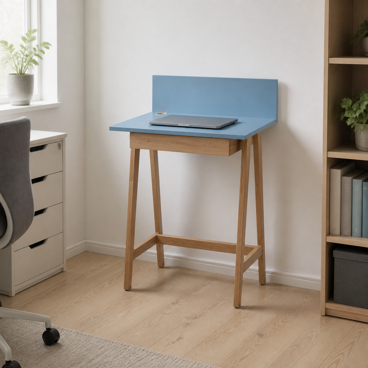LUKA Asketræ Skrivebord 65x50cm med Skuffe / Gentle Blue – hero i naturlig brug