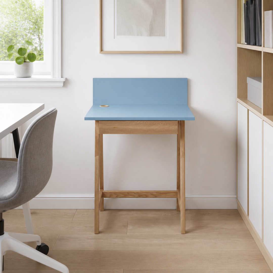 LUKA Asketræ Skrivebord 65x50cm med Skuffe / Gentle Blue – hele produktet lukket i hjemmet