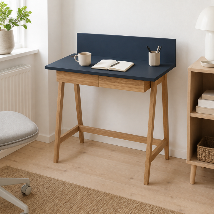 LUKA Asketræ Skrivebord 85x50cm med Skuffe / Grafit – supplerende neutral dagslysscene