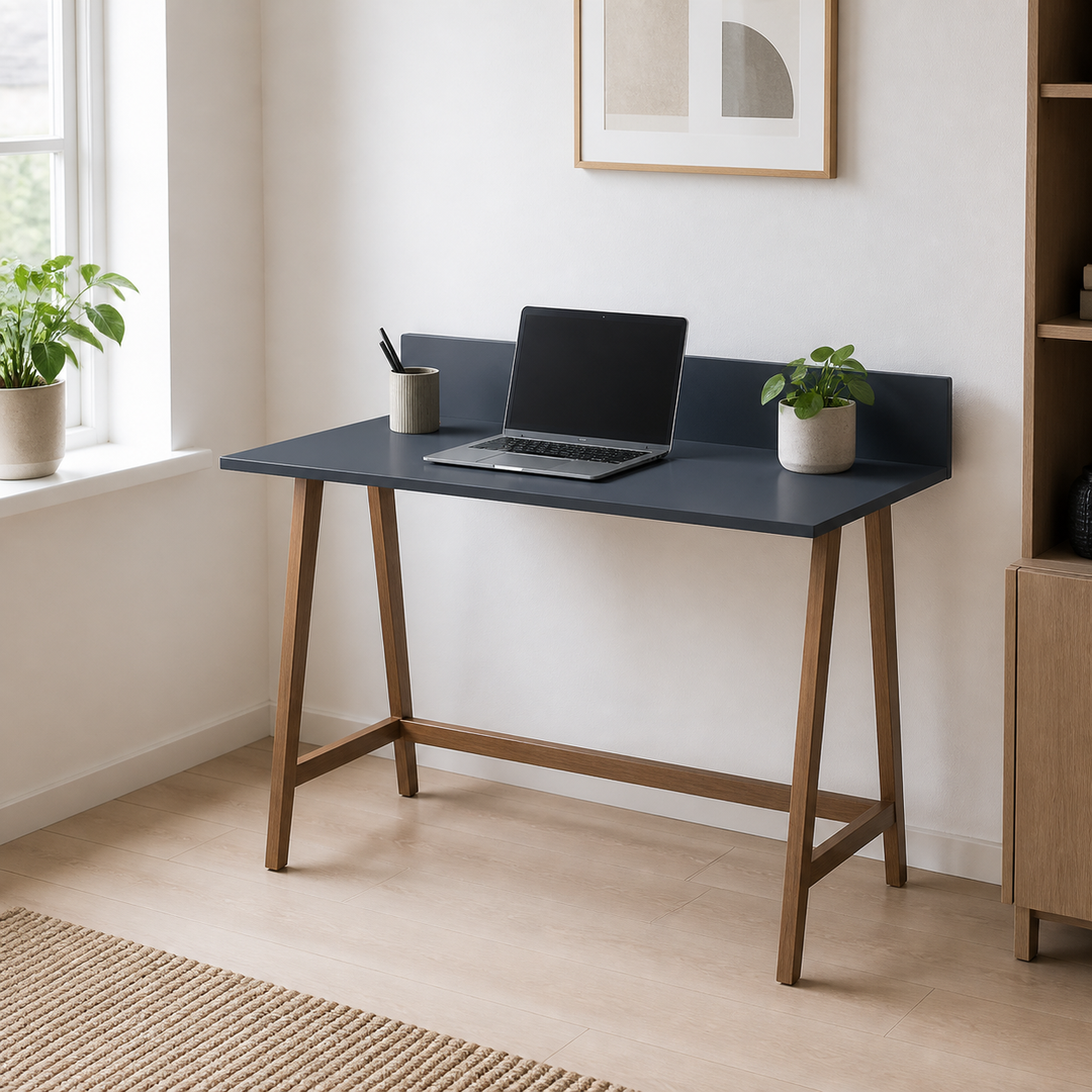 LUKA Skrivebord 110x50cm Eg / Grafit – hero i naturlig brug
