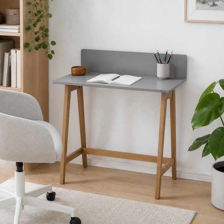LUKA Skrivebord 85x50cm Eg / Mørkegrå – supplerende neutral dagslysscene