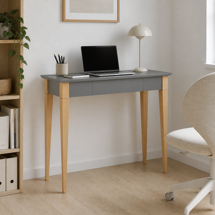 MIMO Skrivebord 105x40cm - Mørkegrå – hero i naturlig brug